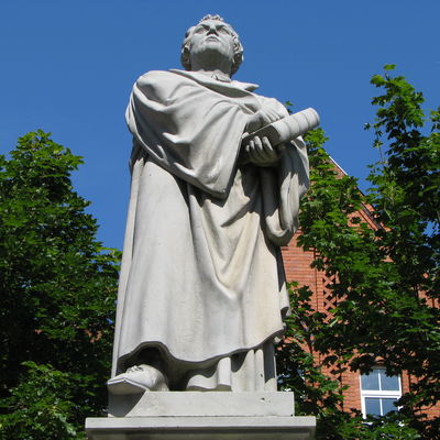 Luther-Denkmal auf dem Platz hinter dem Rathaus