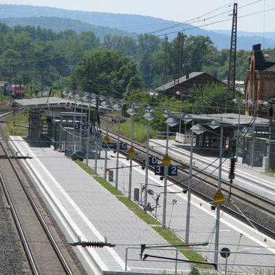 Der Elzer Bahnhof mit den neu gestalteten Bahnsteigen