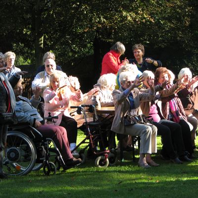 1. Seniorenflaschmob auf dem Rolandplatz am 01.10.2015