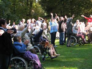 1. Seniorenflaschmob auf dem Rolandplatz am 01.10.2015