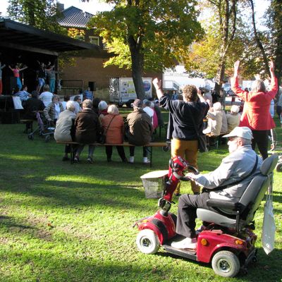 1. Seniorenflaschmob auf dem Rolandplatz am 01.10.2015