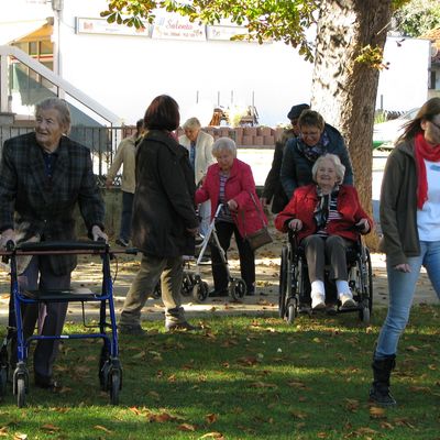 1. Seniorenflaschmob auf dem Rolandplatz am 01.10.2015