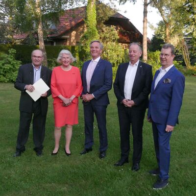 Die vier frisch gebackenen Ehrenringtr&auml;ger mit dem B&uuml;rgermeister Wolfang Schurmann