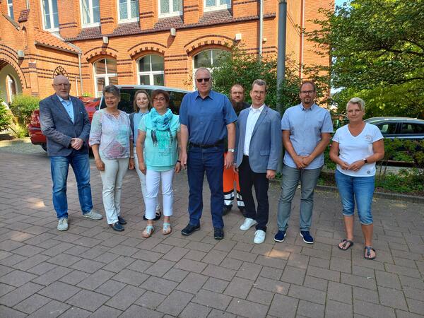 Silvia Schachtschneider (4. von links) und Karl-Adolf J&uuml;rgens (Mitte) bei ihrer Verabschiedung durch B&uuml;rgermeister Schurmann