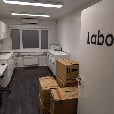 Blick in das Labor im Provisorium - hier steht alles bereit f&uuml;r den Umzug