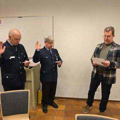 Stadtbrandmeister Oliver Kleiner (l.) und stv. Standbrandmeister Friedhelm Breitkopf (r.) werden von Br&uuml;germeister Wolfgang Schurmann verreidigt.