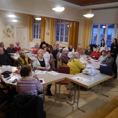 Gro&szlig;es Interesse beim Smartphone-Workshop der Generationenhilfe Elze
