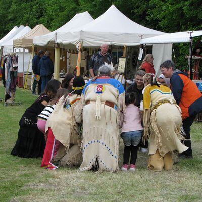 Die Indianer begeisterten mit Tanz, Trommeln und anderen Br&auml;uchen