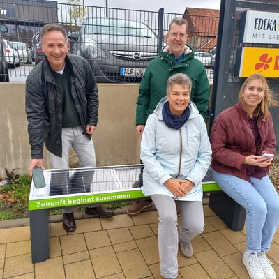 Testen Elzes 1. Solarbank - B&uuml;rgermeister Schurmann, allgem. Vertreterin Beate Freimann sowie Bianca Burandt von der Stadt Elze mit Ralf Baumgarten von Avacon Netz GmbH