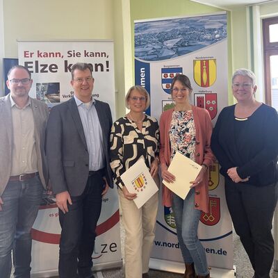 Die Standesbeamtinnen wurden bestellt. Von links: Daniel Symolka, B&uuml;rgermeister Wolfgang Schurmann, Rikarda Lehnhoff, Rieke Steiger, B&uuml;rgermeisterin Nicole Dombrowski