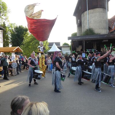 SteamShow aus Weissrussland ziehen auf ihren Stelzen mit