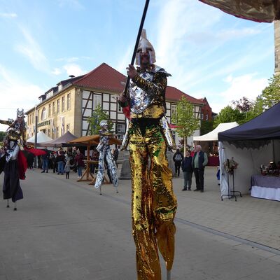 SteamShow - in immer neuen Gew&auml;ndern in luftiger H&ouml;he