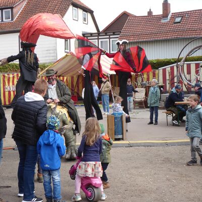Die SteamShow begleitet Professor Abraxo und seinen Jungdrachen