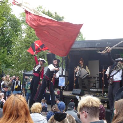 Zu guter Musik hissen die K&uuml;nstler von "SteamShow" ihre Fahnen