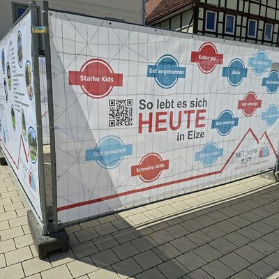 Vier Banner im Quadrat zeigen "So lebt es sich heute in Elze"
