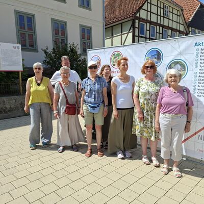 Das Team des Netzwerk Elze mit B&uuml;rgermeister Schurmann am fertigen Banner-Projekt
