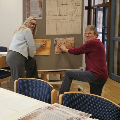 Teamarbeit: Nicole Baumgarten-M&uuml;ller (Kirche) und Werner Beermann (Heimat- und Geschichtsverein) bereiten die Ausstellung in der Kirche vor