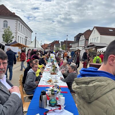 Der Tisch ist gedeckt: Ein gemeinsames Fr&uuml;hst&uuml;ck mit hungrigen Elzern mitten auf der Haupstra&szlig;e