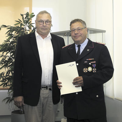 B&uuml;rgermeister Rolf Pfeiffer ernennt Werner Kuhlmann zum Ehrenstadtbrandmeister