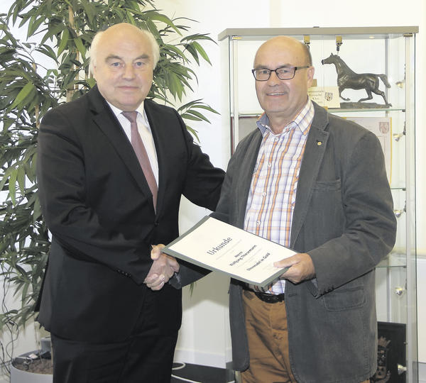 Klaus Krumfu� ehrt Wolfgang Thiesemann f�r seine 25-j�hrige Ortsvorstehert�tigkeit
