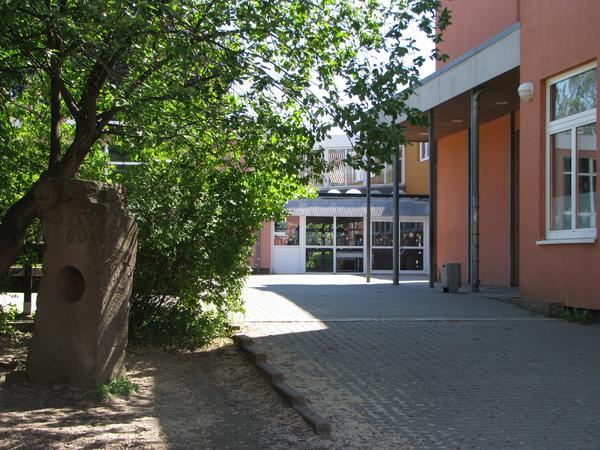 Astrid Lindgren Schule Elze - Eingang vom Schulhof