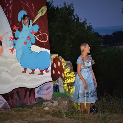 Alice im Wunderland Ensemble und Szenen mit Alice und der Raupe im Klostergarten