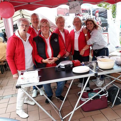 Sorgen f&uuml;r leckere Waffeln: Das Team des DRK Elze