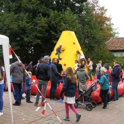Stark frequentiert auf dem Fest der Freu(N)de: Die H&uuml;pfburg