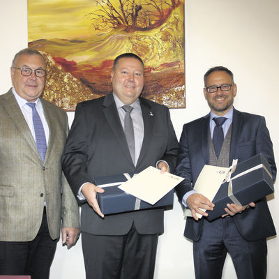 Andreas Fabian und Markus Kie&szlig;ler blicken auf 25 Jahre T&auml;tigkeit bei der Stadt Elze zur&uuml;ck
