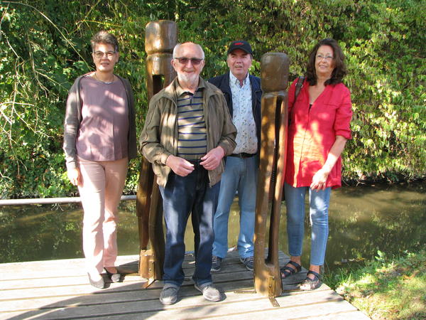 Der Waschplatz am Heimatmuseum wird um W�scheklammern bereichert