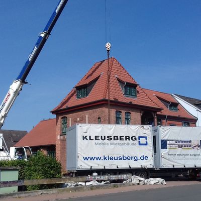 Die Container werden auf einem LKW angeliefert