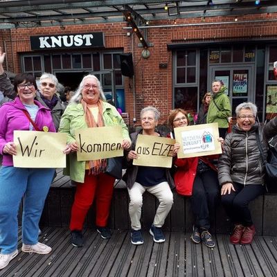 Elzerinnen nehmen am Senioren-Flashmob in Hamburg teil 