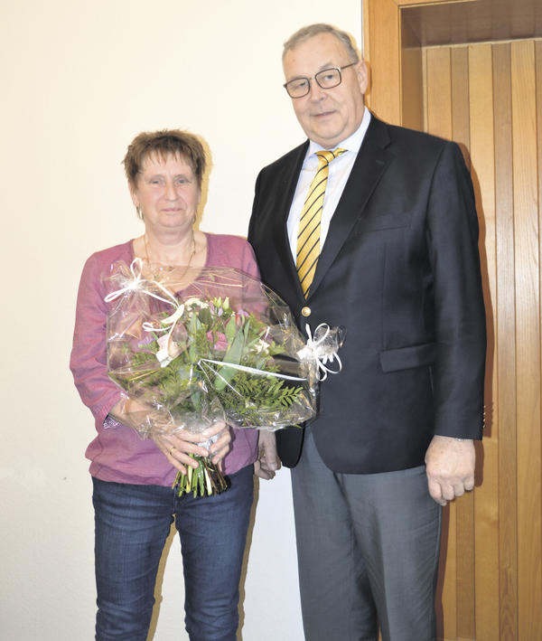 Brgermeister Rolf Pfeiffer verabschiedet Anneliese Schwarze nach ber 42 Jahren in den Ruhestand