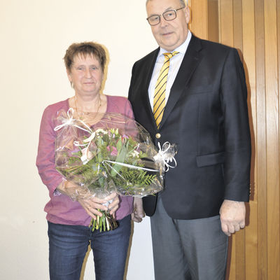 Bürgermeister Rolf Pfeiffer verabschiedet Anneliese Schwarze nach über 42 Jahren in den Ruhestand
