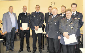 B&uuml;rgermeiser Rolf Pfeiffer mit den alten und neuen Ortsbrandmeistern und ihren Stellvertretern:
Dennis Thormann, Andr&eacute; F&uuml;llberg, Torben Brunotte,  Bastian Keese und Benjamin Narten (hintere Reihe von links) Thomas Heise und Manfred Preu&szlig;