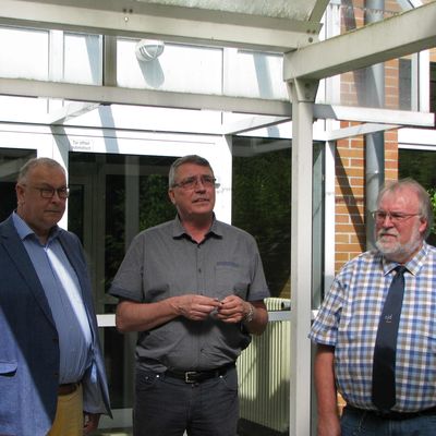 Eckhard N�hrig nimmt in Gegenwart von Matthias Caspar den Geb�udeschl�ssel von B�rgermeister Pfeiffer entgegen
