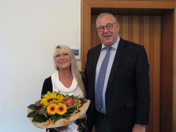 B�rgermeister Rolf Pfeiffer verabschiedet die langj�hrige Mitarbeiterin Brigitte Blume