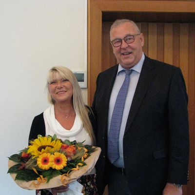 B&uuml;rgermeister Rolf Pfeiffer verabschiedet die langj&auml;hrige Mitarbeiterin Brigitte Blume