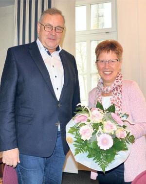 B&uuml;rgermeister Rolf Pfeiffer verabschiedet die ehemalige Kindergartenleiterin Jutta Zorn