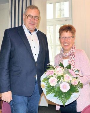 Bürgermeister Rolf Pfeiffer verabschiedet die ehemalige Kindergartenleiterin Jutta Zorn