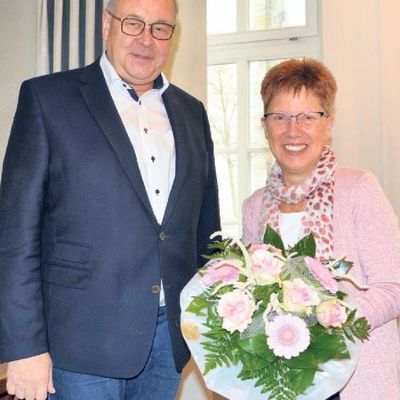 B&uuml;rgermeister Rolf Pfeiffer verabschiedet die ehemalige Kindergartenleiterin Jutta Zorn