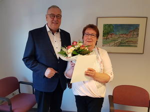 Bürgermeister Rolf Pfeiffer gratuliert Rita Hirte zu ihrem 25-jährigen Dienstjubiläum