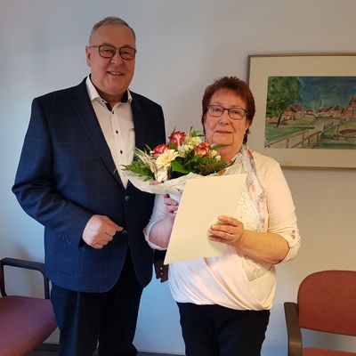 B&uuml;rgermeister Rolf Pfeiffer gratuliert Rita Hirte zu ihrem 25-j&auml;hrigen Dienstjubil&auml;um