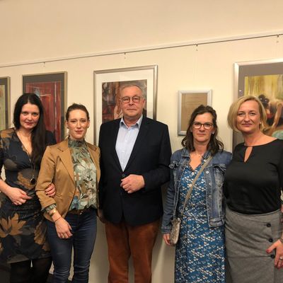 Die K&uuml;nstlerinnen der "Farbenspiel"-Ausstellung mit B&uuml;rgermeister Rolf Pfeiffer
