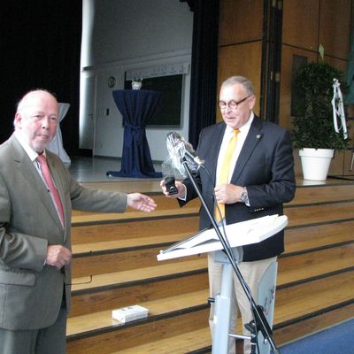 Werner J&uuml;nemann &uuml;berreicht den Ehrenrring - Anstecken darf er ihn dank Corona nicht