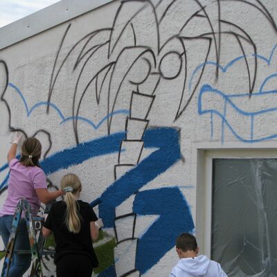 Graffiti am Freibad: Die Fl&auml;chen m&uuml;ssen zun&auml;chst grundiert werden