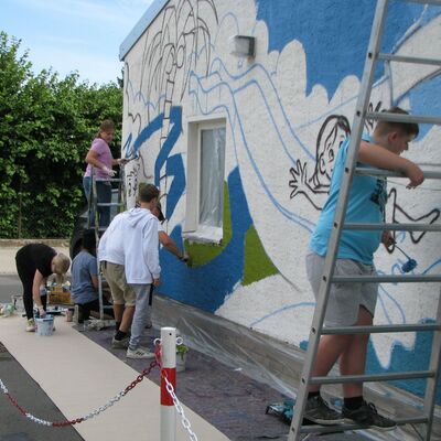 Aus wei&szlig; mach bunt. Alle sind schwer besch&auml;ftigt, das Batzen-Graffiti fertigzustellen