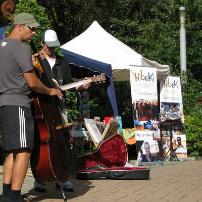 Kontrabass und Gitarre sorgen f&uuml;r gute Musik