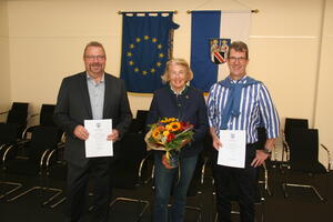 Kassenleiter Hans-J&ouml;rg Herwig und B&uuml;rgermeister Wolfgang Schurmann werden durch die stellvertretende B&uuml;rgermeisterin Birgit Freifrau von Cramm f&uuml;r 40 Jahre Treue geehrt