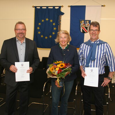 Kassenleiter Hans-Jörg Herwig und Bürgermeister Wolfgang Schurmann werden durch die stellvertretende Bürgermeisterin Birgit Freifrau von Cramm für 40 Jahre Treue geehrt